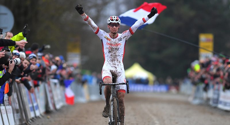 Матье ван дер Пул выиграл предпоследний этап Кубка мира по велокроссу