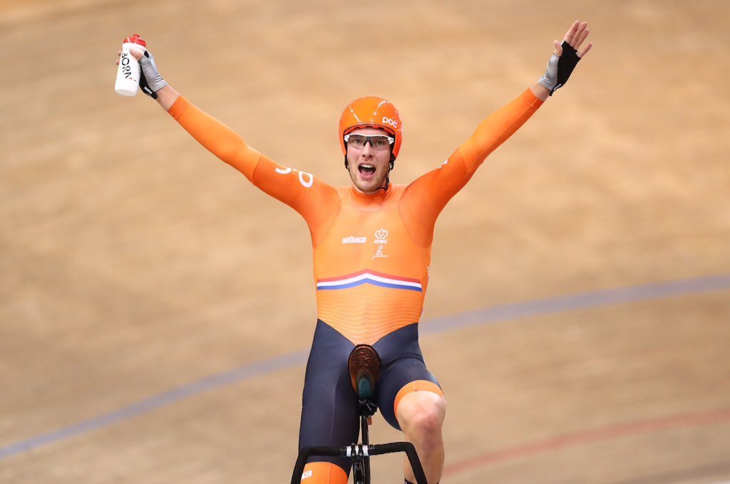 Ян-Виллем ван Схип выиграл омниум на Кубке мира по треку. Мамыр Сташ — третий