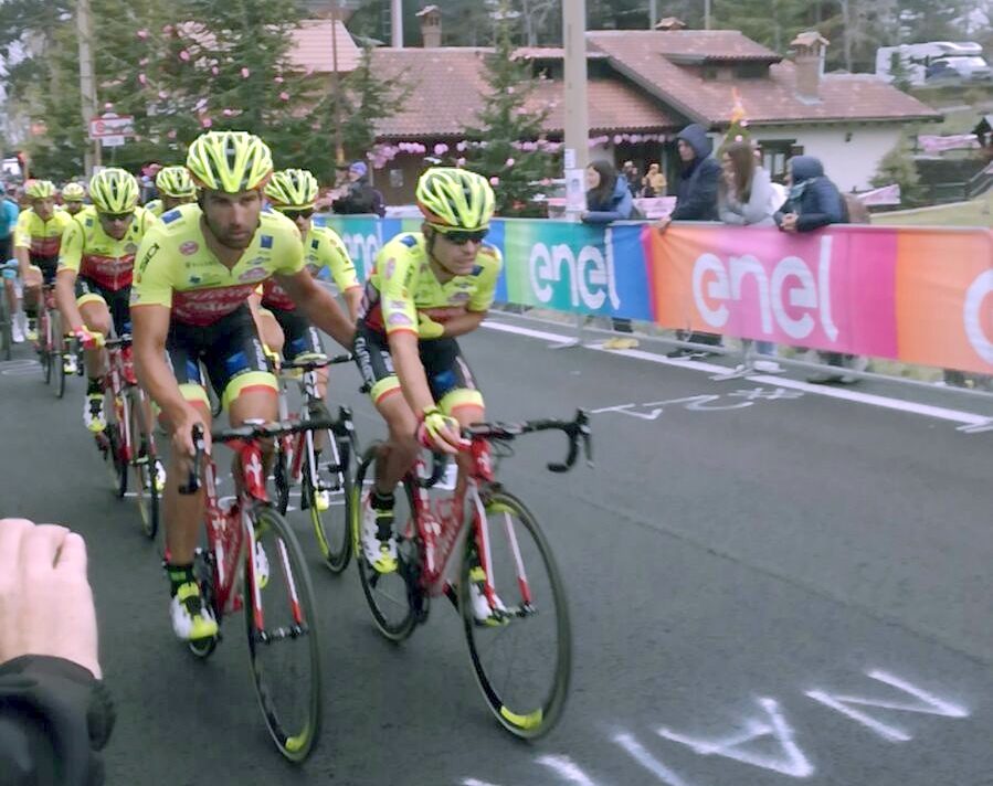Велогонщики Wilier Triestina продемонстрировали командный дух на «Джиро д’Италия»