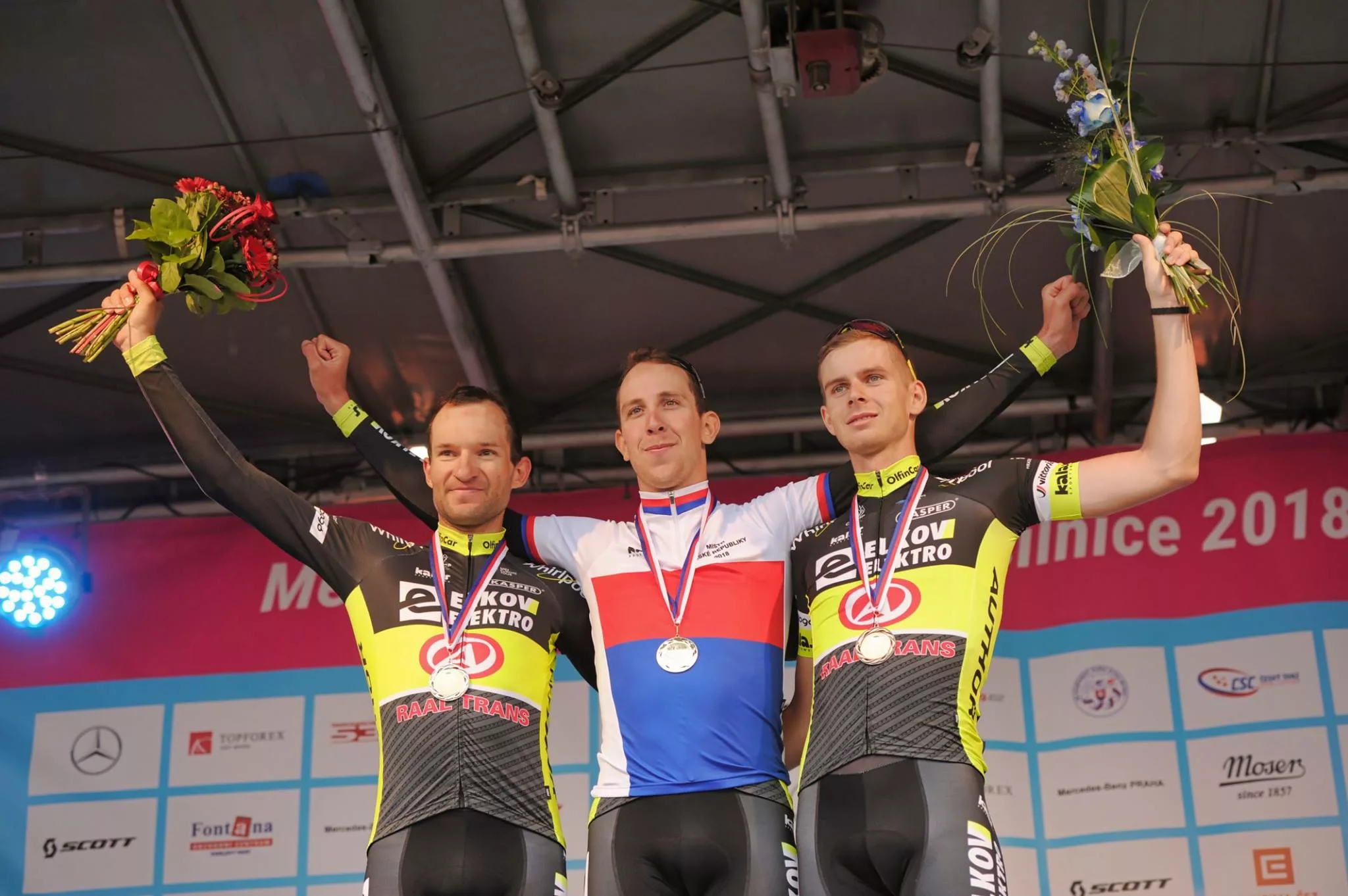 Йозеф Черный с товарищами по команде празднует победу на чемпионате Чехии по велоспорту