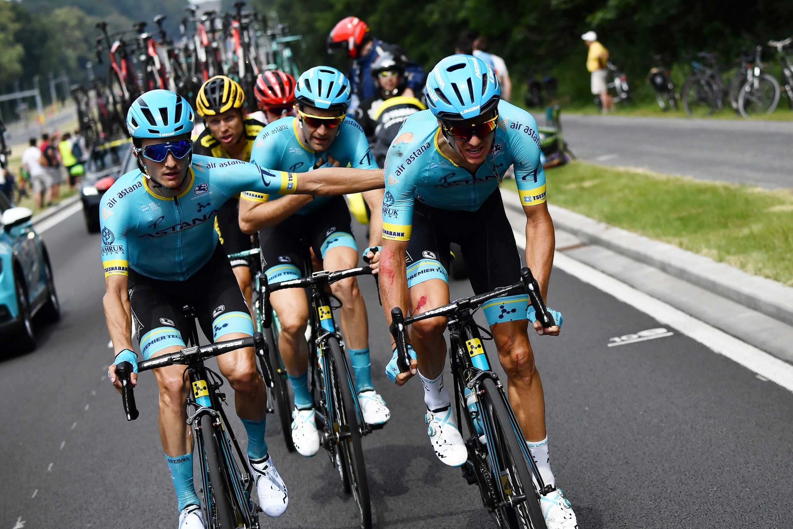 Окровавленный Якоб Фульсанг доехал до финиша первого этапа «Тур де Франс»