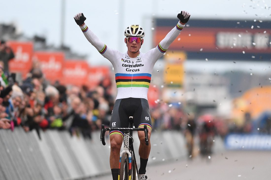 Матье ван дер Пул выиграл этап Кубка мира по велокроссу в Хёсден-Золдере