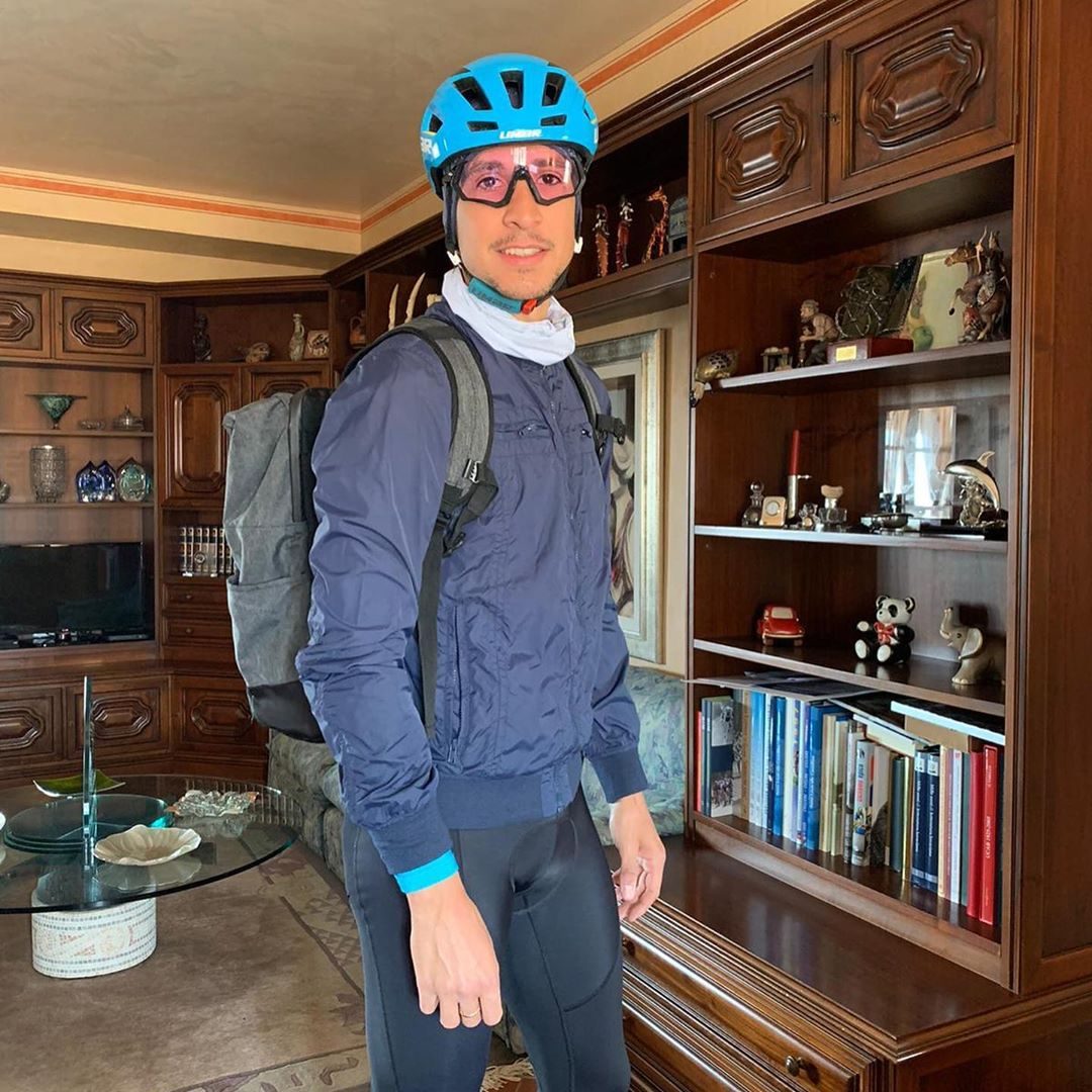 Давиде Мартинелли снял форму Astana Pro Team и стал велокурьером, помогая старикам покупать еду и лекарства