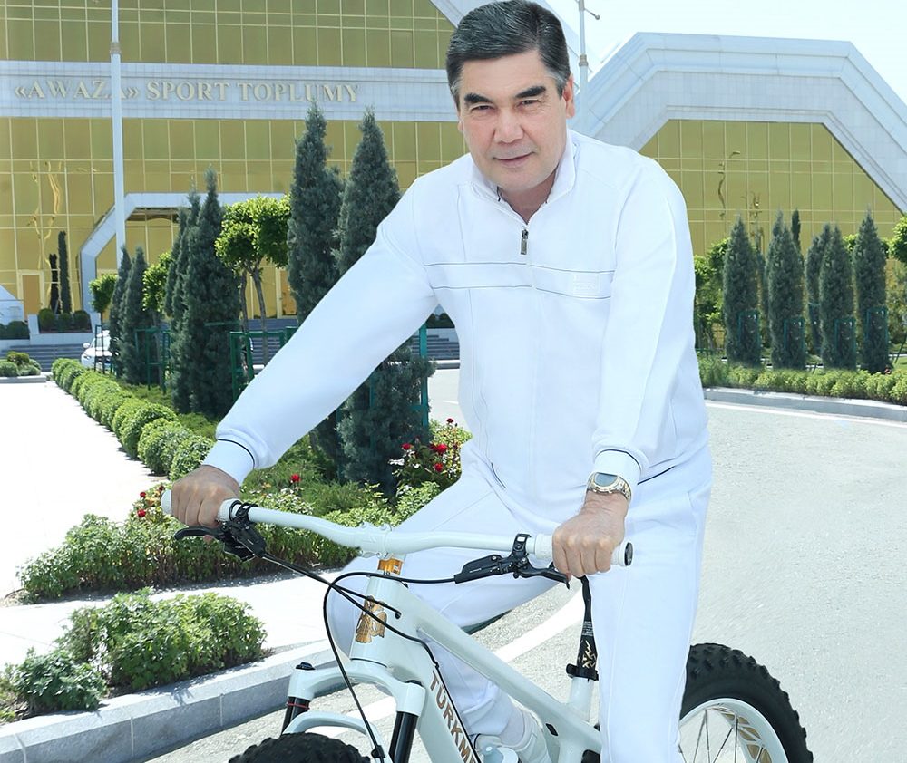 Президента Туркменистана наградили высшей наградой Международного союза велосипедистов