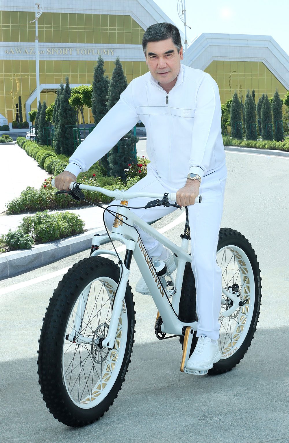 Президента Туркменистана наградили высшей наградой Международного союза велосипедистов