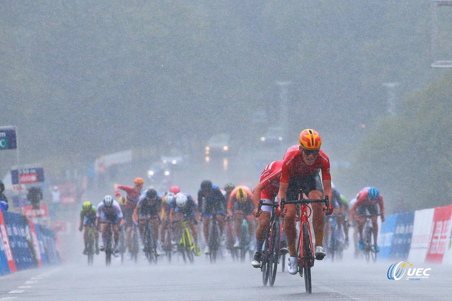 Йонас Иверсби Хвидеберг под суровым дождём выиграл титул чемпиона Европы по велоспорту среди андеров
