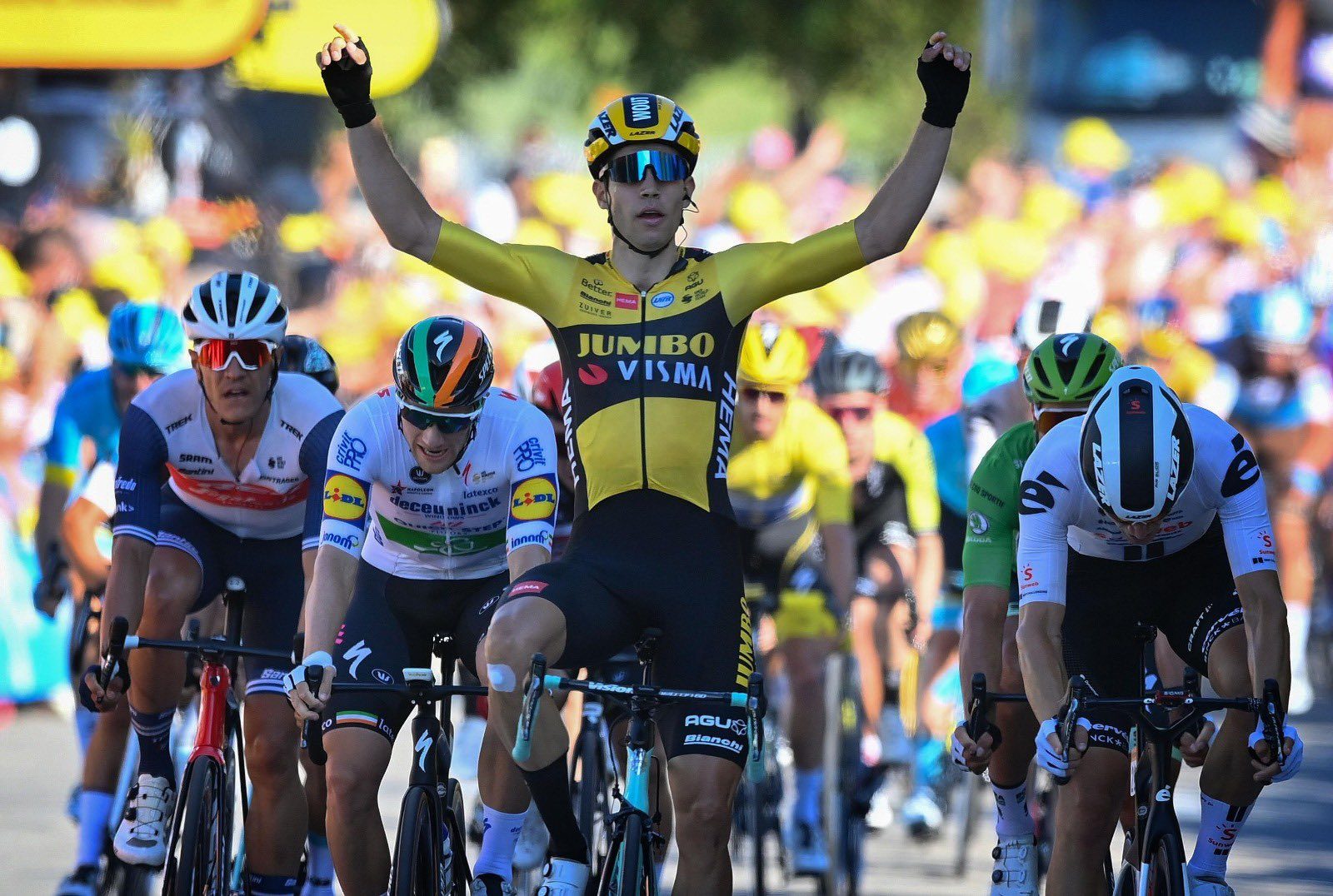 Ваут ван Арт выиграл этап, а Жюлиан Алафилипп по-дурацки потерял жёлтую майку «Тур де Франс»