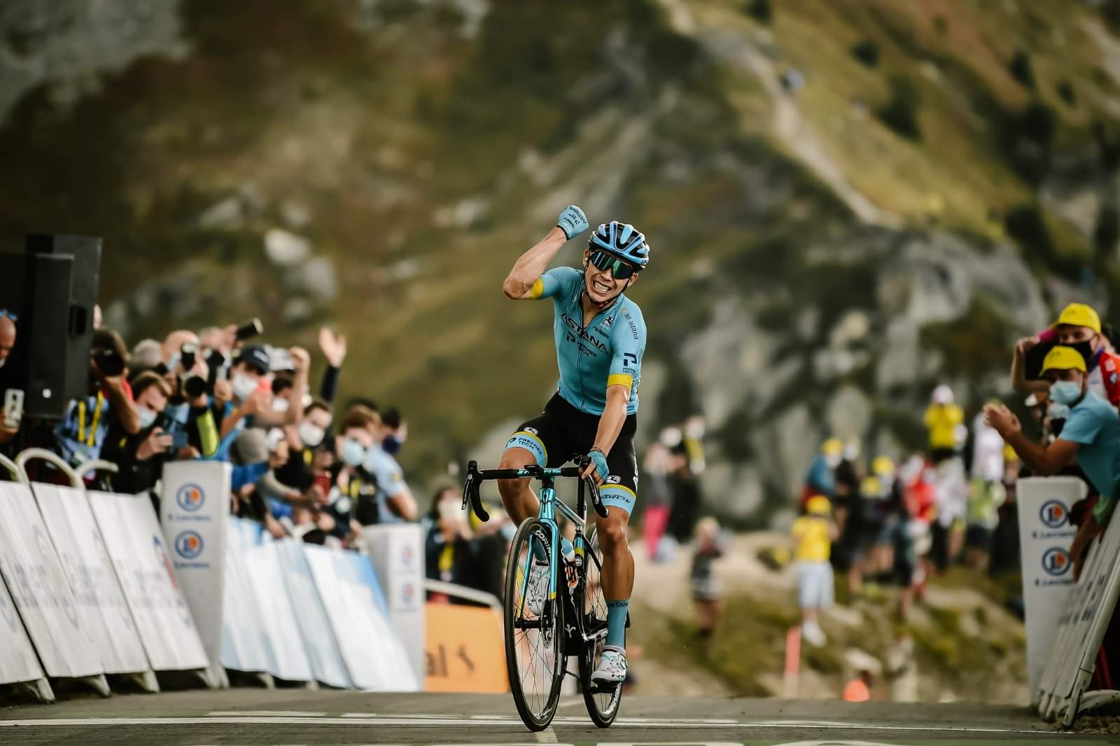 Мигель Анхель Лопес выиграл 17-й этап «Тур де Франс»