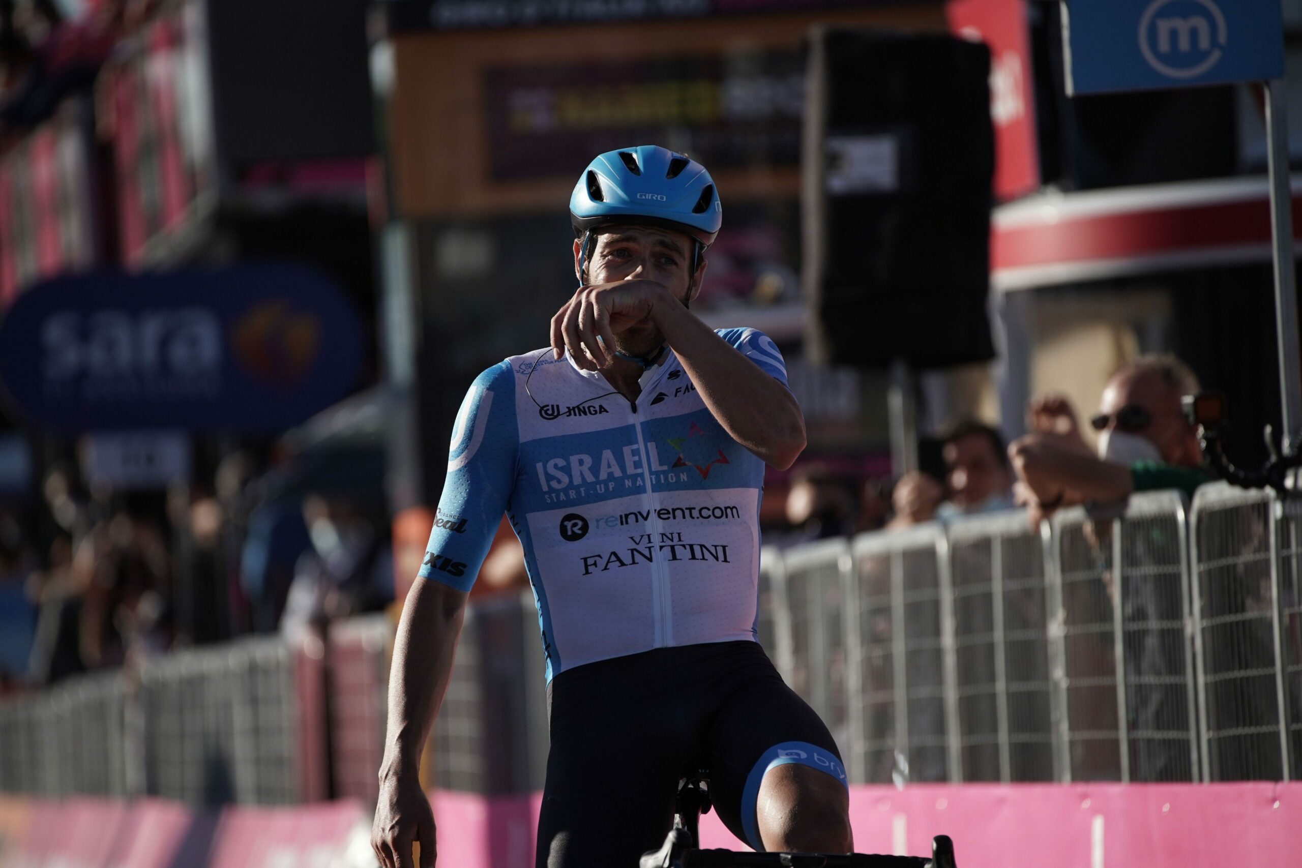 Слёзы Алекса Доусетта на финише восьмого этапа «Джиро д’Италии»