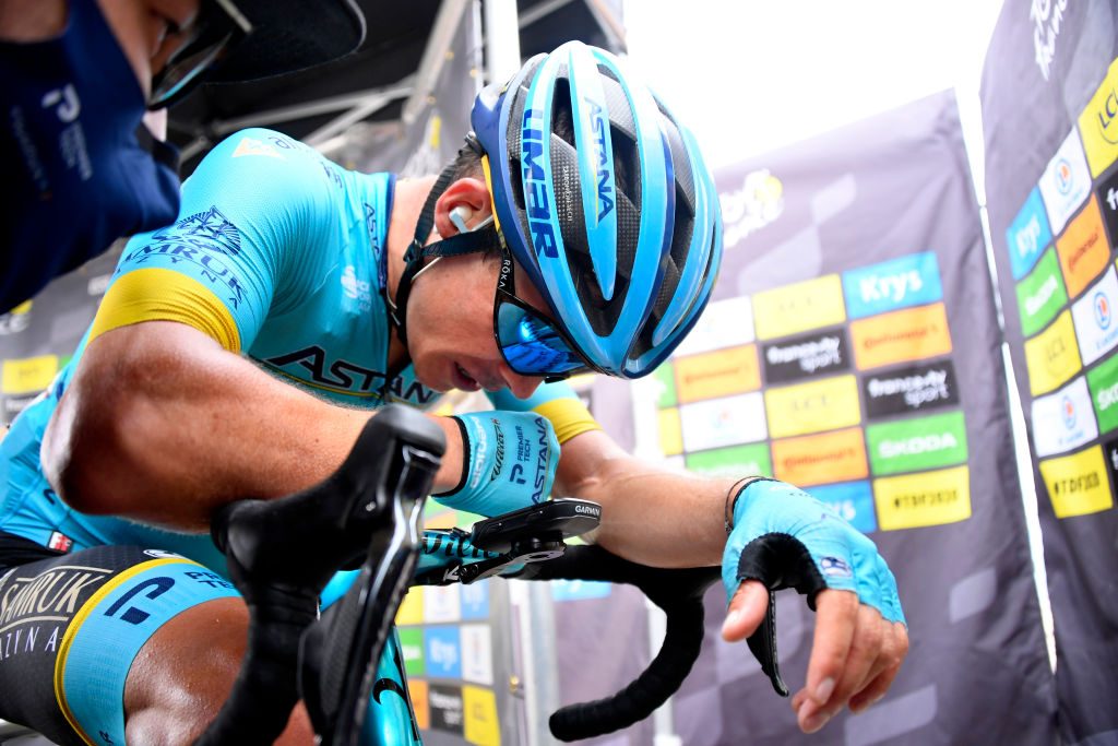 Мигель Анхель Лопес получил травму после падения на первом этапе «Джиро»