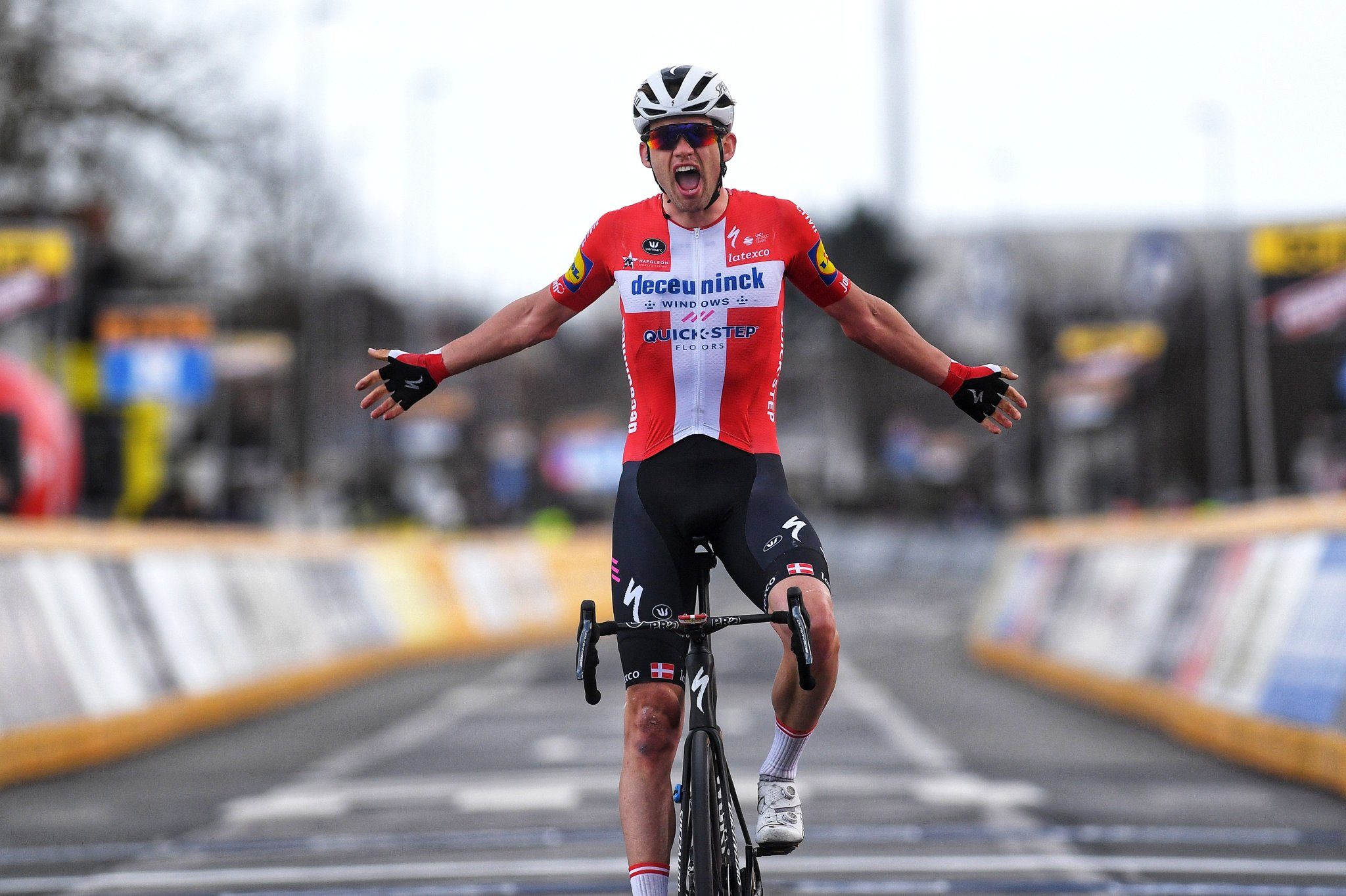 Каспер Асгрин усилием воли выиграл бельгийскую велогонку «Е3 Харелбеке»