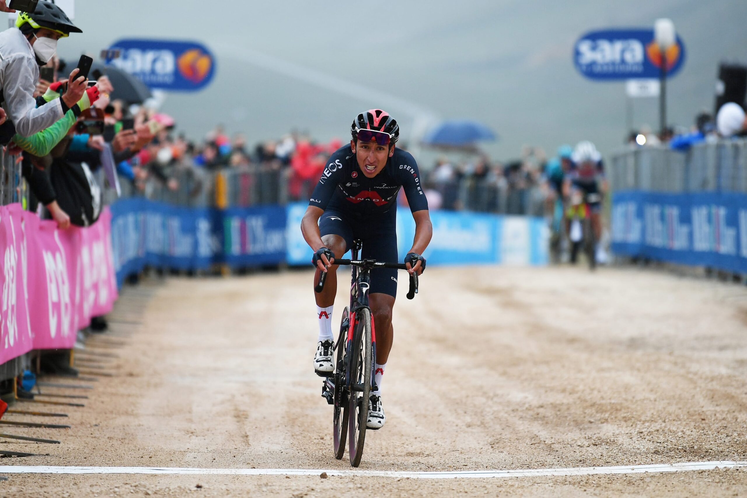 Эган Берналь выиграл горный этап «Джиро д’Италия» и захватил розовую майку