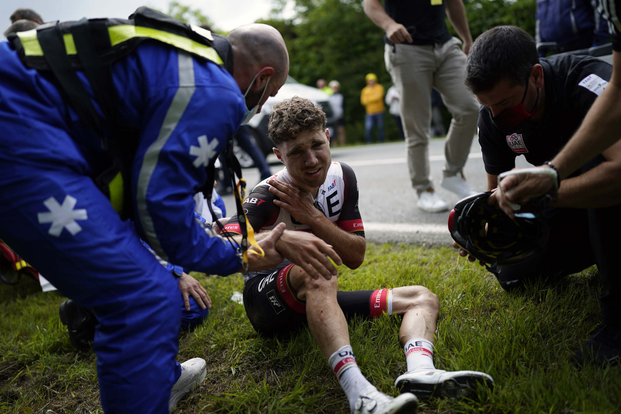 Организатор велогонки «Тур де Франс» подала жалобу на виновницу серьёзного завала