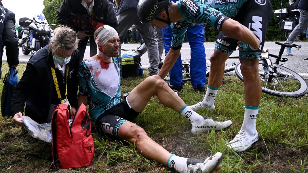 Двадцать гонщиков пострадали в результате двух завалов на первом этапе «Тур де Франс»