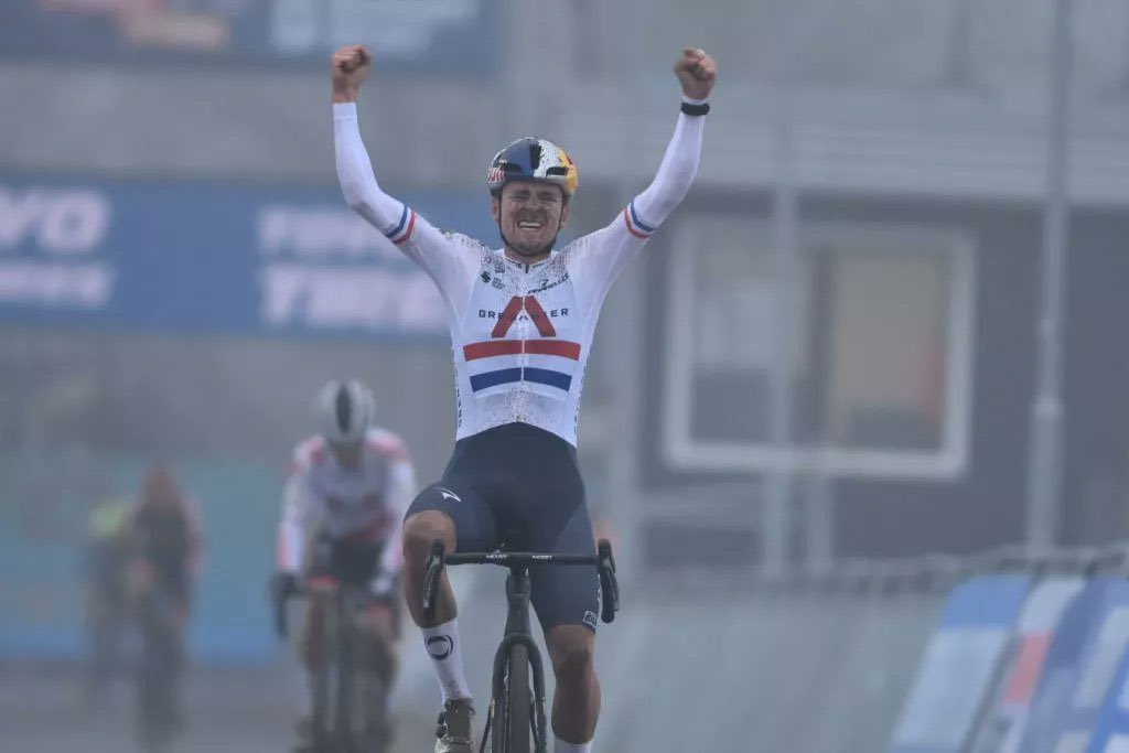 Том Пидкок одержал победу на этапе Кубка мира по велокроссу в Рукфене