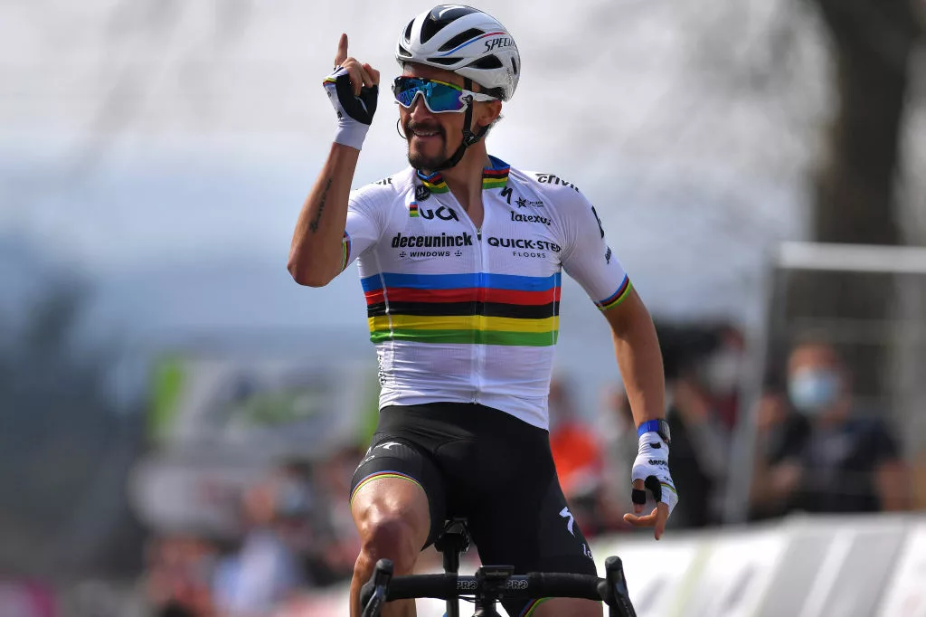 Жюлиан Алафилипп побеждает на велогонке «Флеш Валлонь — 2021». Фото: Getty Images