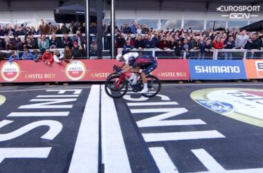 Борьба Бенуа Конефруа и Михала Квятковского на финише Amstel Gold Race — 2022