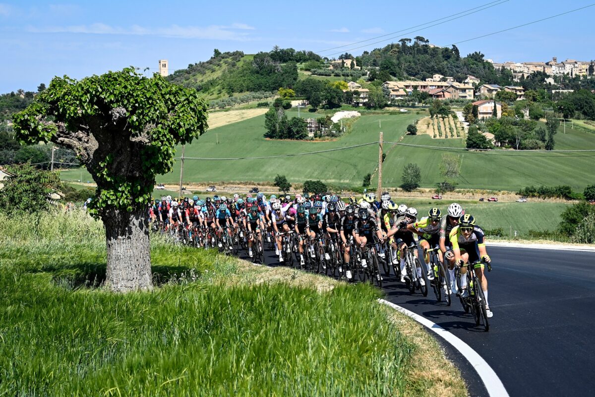 Биниам Гирмай вырвал у Матье ван дер Пула победу на десятом этапе «Джиро д’Италии»