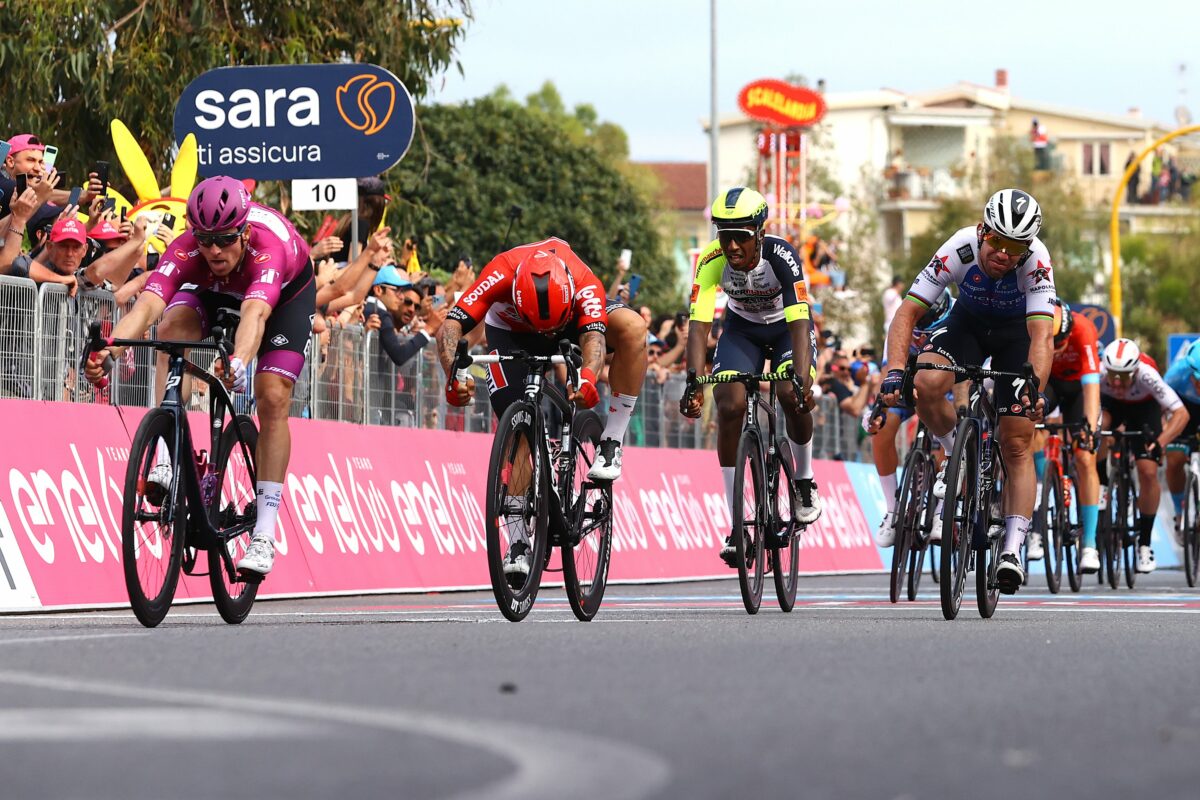 Невероятным спринтом Арно Демара и Калеба Юэна завершился шестой этап «Джиро д’Италии»