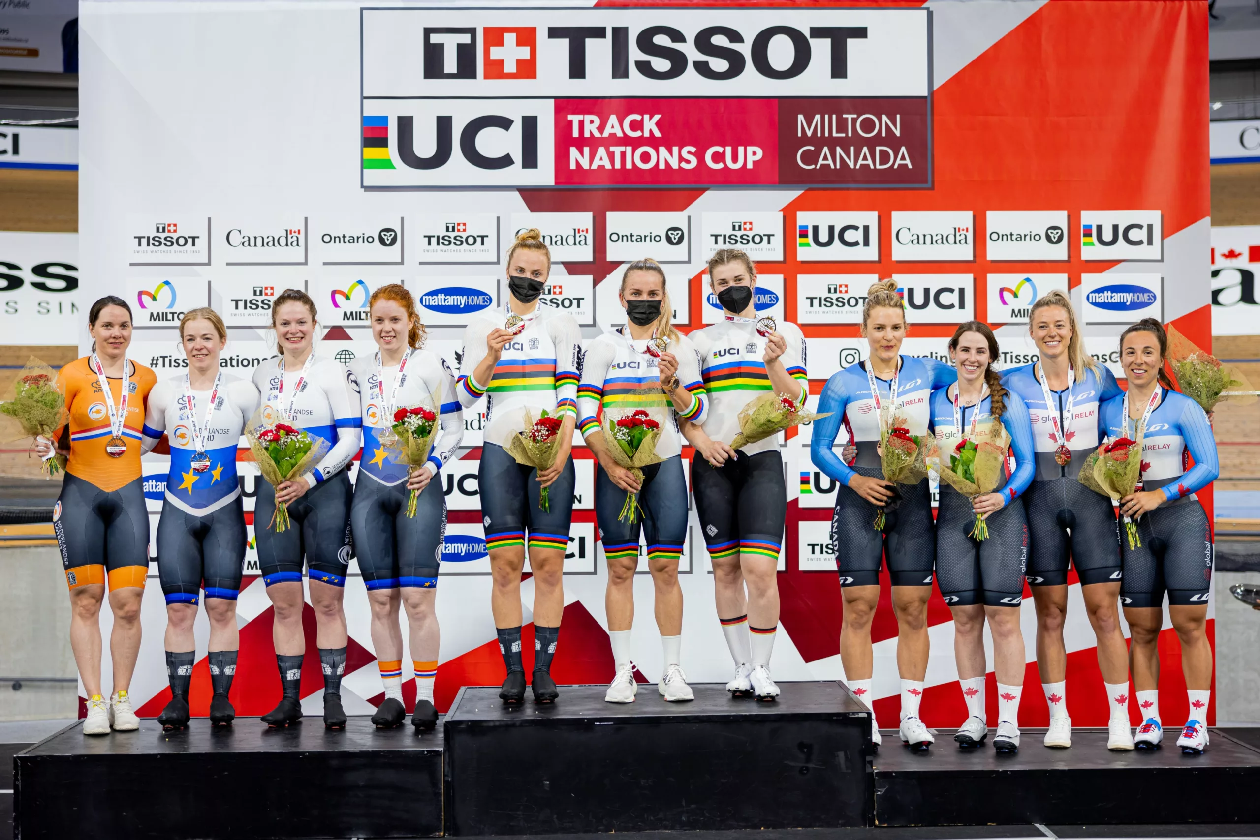 Команды Нидерландов, Германии и Канады на подиуме после женского командного спринта второго этапа Кубка Наций по трековому велоспорту в Милтоне