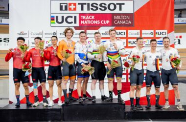 Команды Китая, Нидерландов и Германии на подиуме после мужского командного спринта второго этапа Кубка Наций по трековому велоспорту в Милтоне