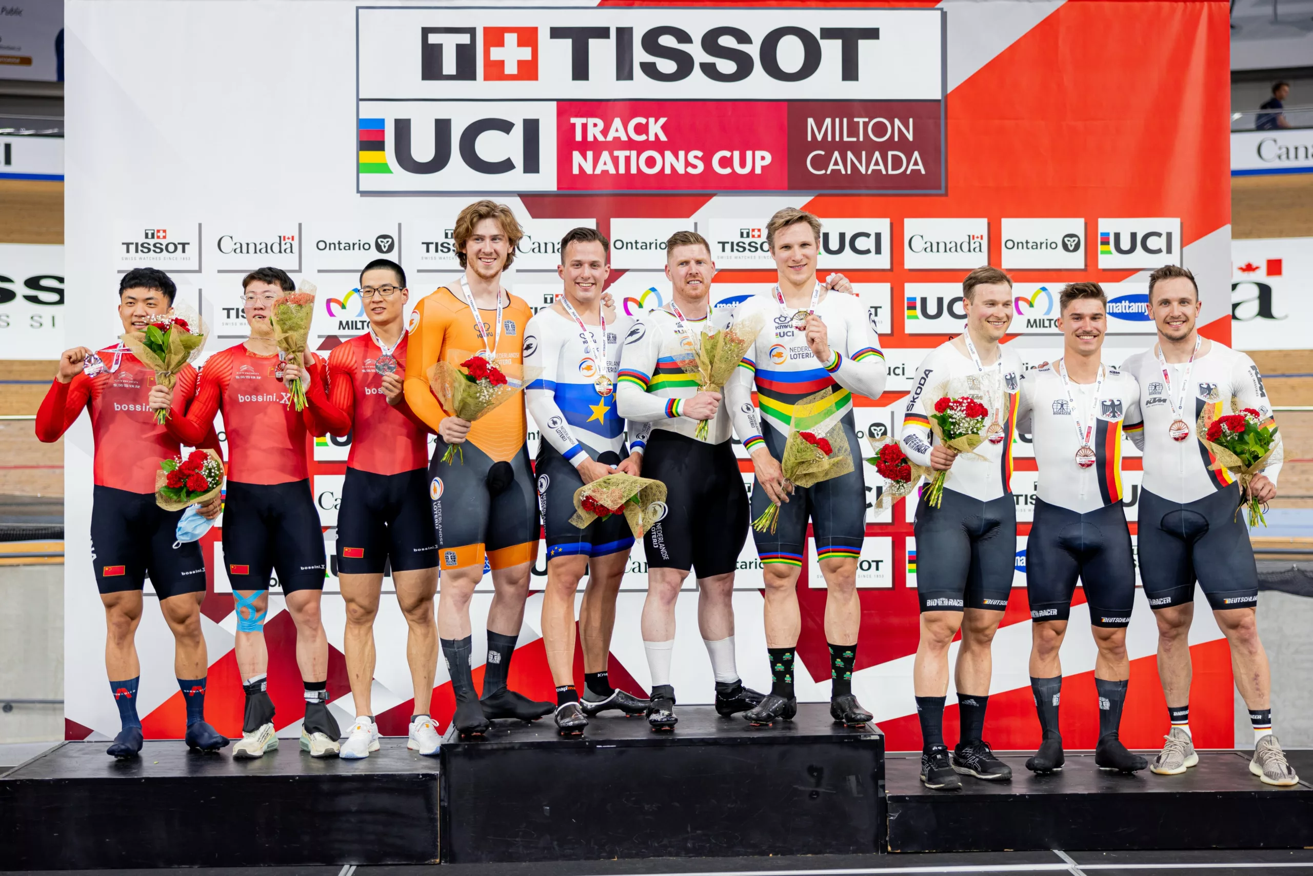 Команды Китая, Нидерландов и Германии на подиуме после мужского командного спринта второго этапа Кубка Наций по трековому велоспорту в Милтоне