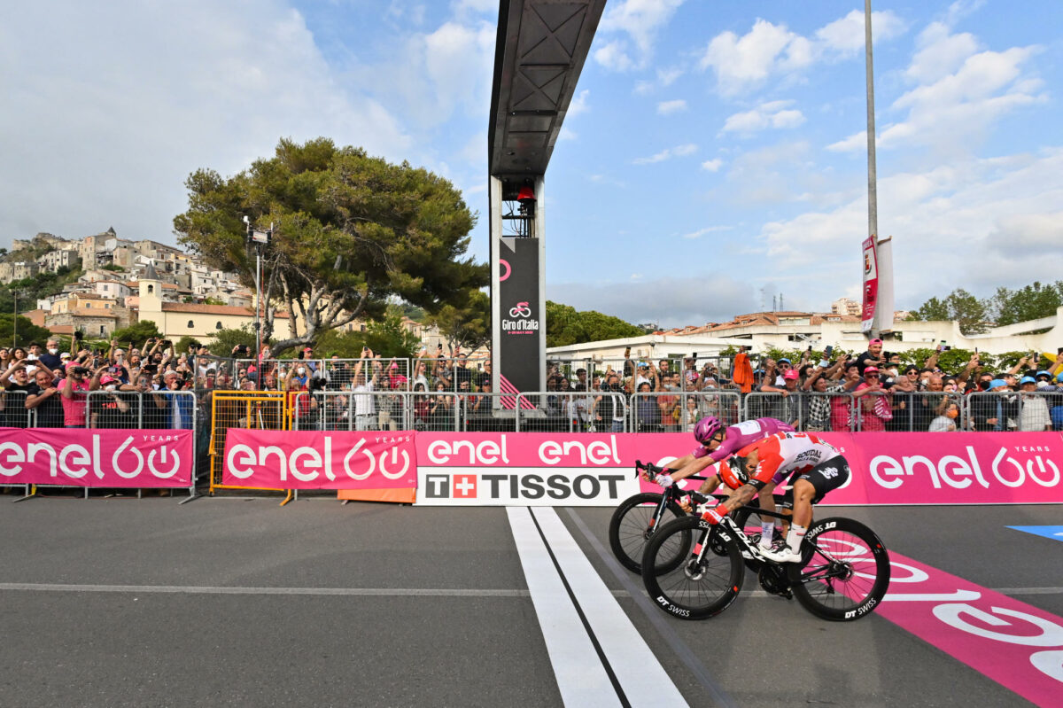 Невероятным спринтом Арно Демара и Калеба Юэна завершился шестой этап «Джиро д’Италии»