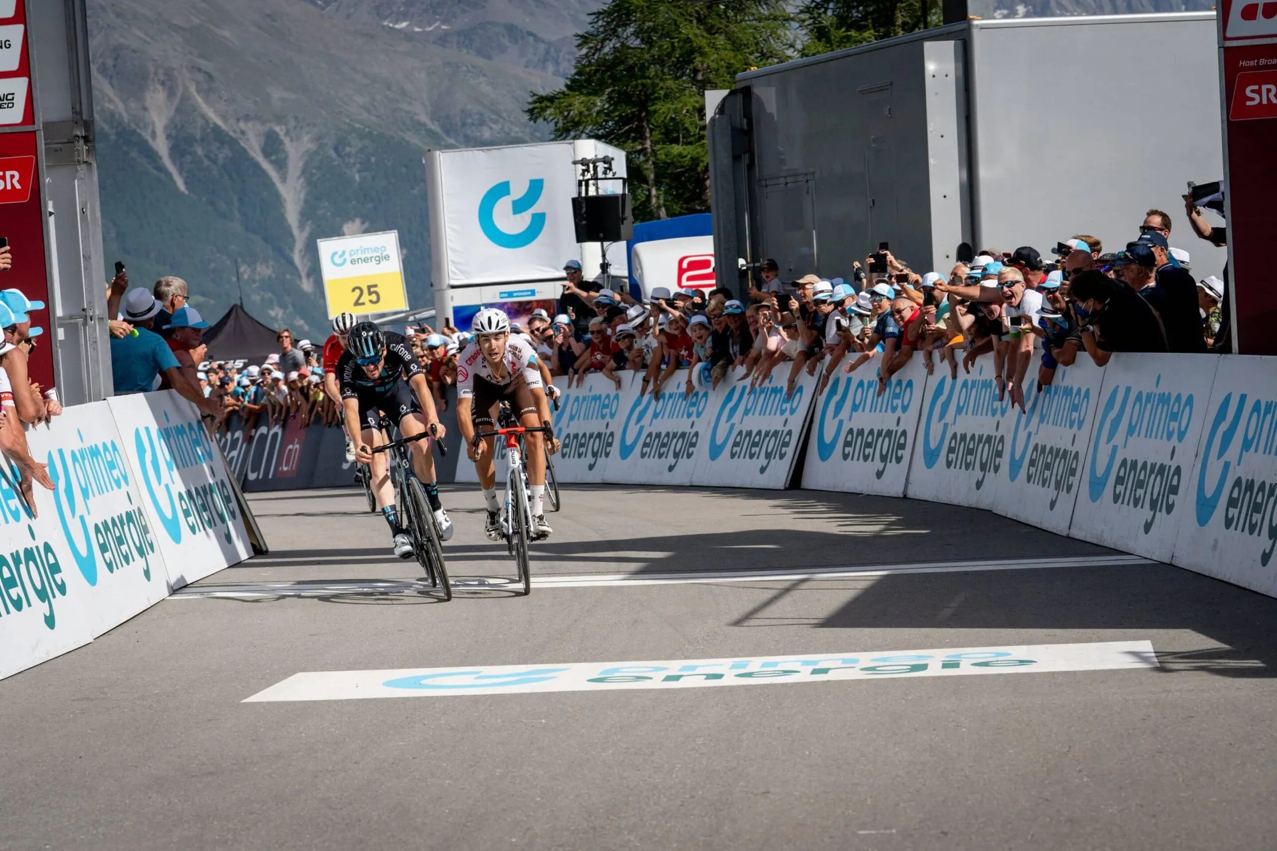 Нико Денц выиграл шестой этап «Тура Швейцарии» после схода 29 гонщиков