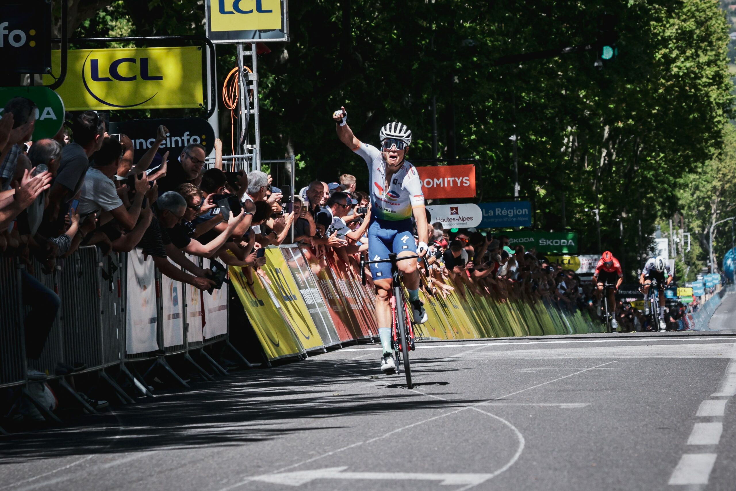 Фалентин Феррон из отрыва выиграл шестой этап велогонки «Критериум Дофине»