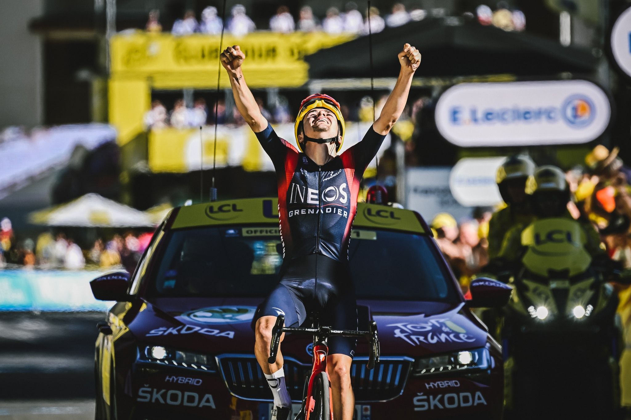 Том Пидкок выиграл тяжелейший этап «Тур де Франс» с финишем на Альп-д’Юэз