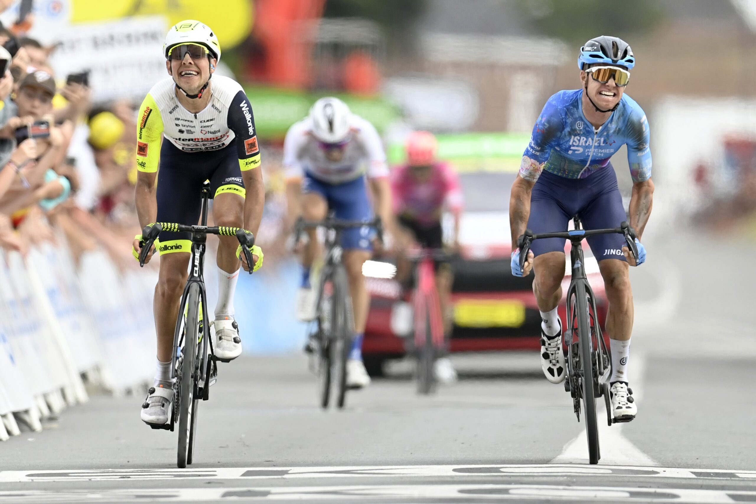 Пыльный и нервный день на «Тур де Франс» завершился победой Саймона Кларка