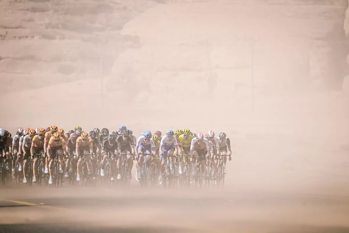 Сильный ветер доставлял неудобства гонщикам на втором этапе Saudi Tour — 2023