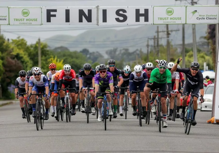 Киан Уаттс выиграл спринт на втором этапе New Zealand Cycle Classic