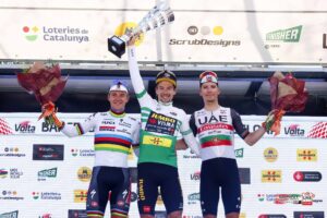 Ремко Эвенпул (слева), Примож Роглич (в центре) и Жоау Алмейда