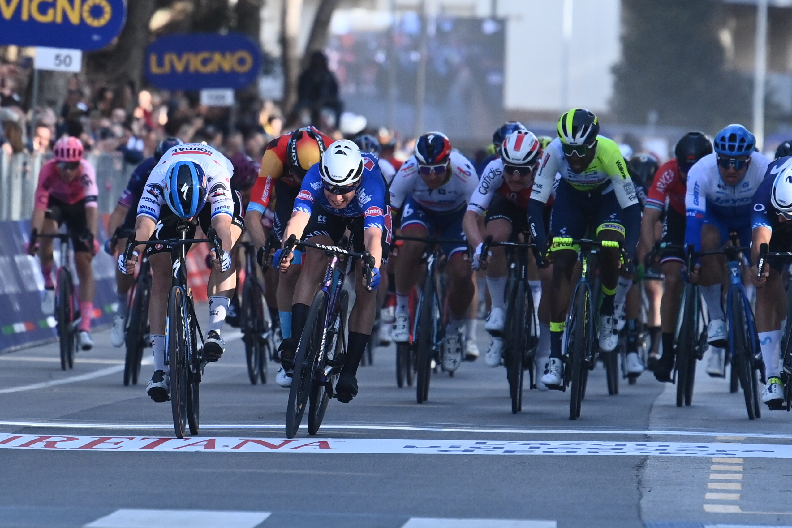 Фабио Якобсен мощнейшим спринтом выиграл второй этап велогонки «Тиррено — Адриатико»