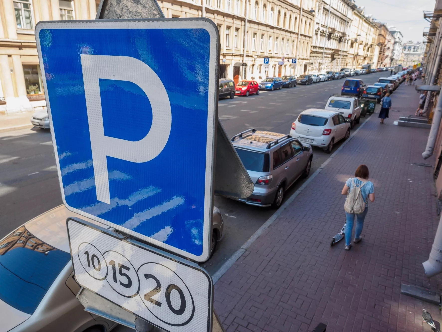 Расширение зоны платных парковок на Петроградский район пугает петербуржцев