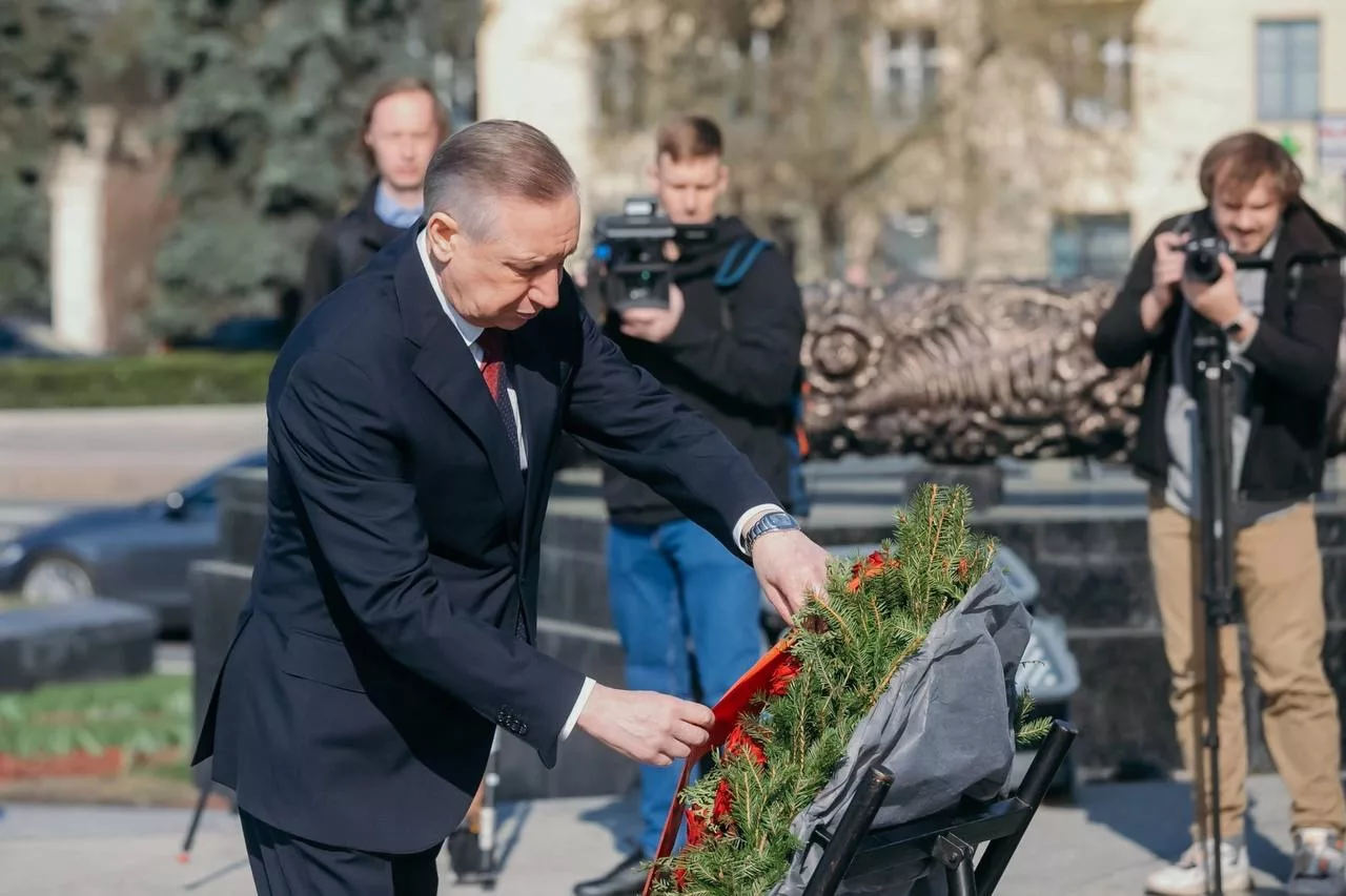 Похваливший «улыбчивых» жителей Минска Беглов «не замечает» миллион голосов петербуржцев за его отставку