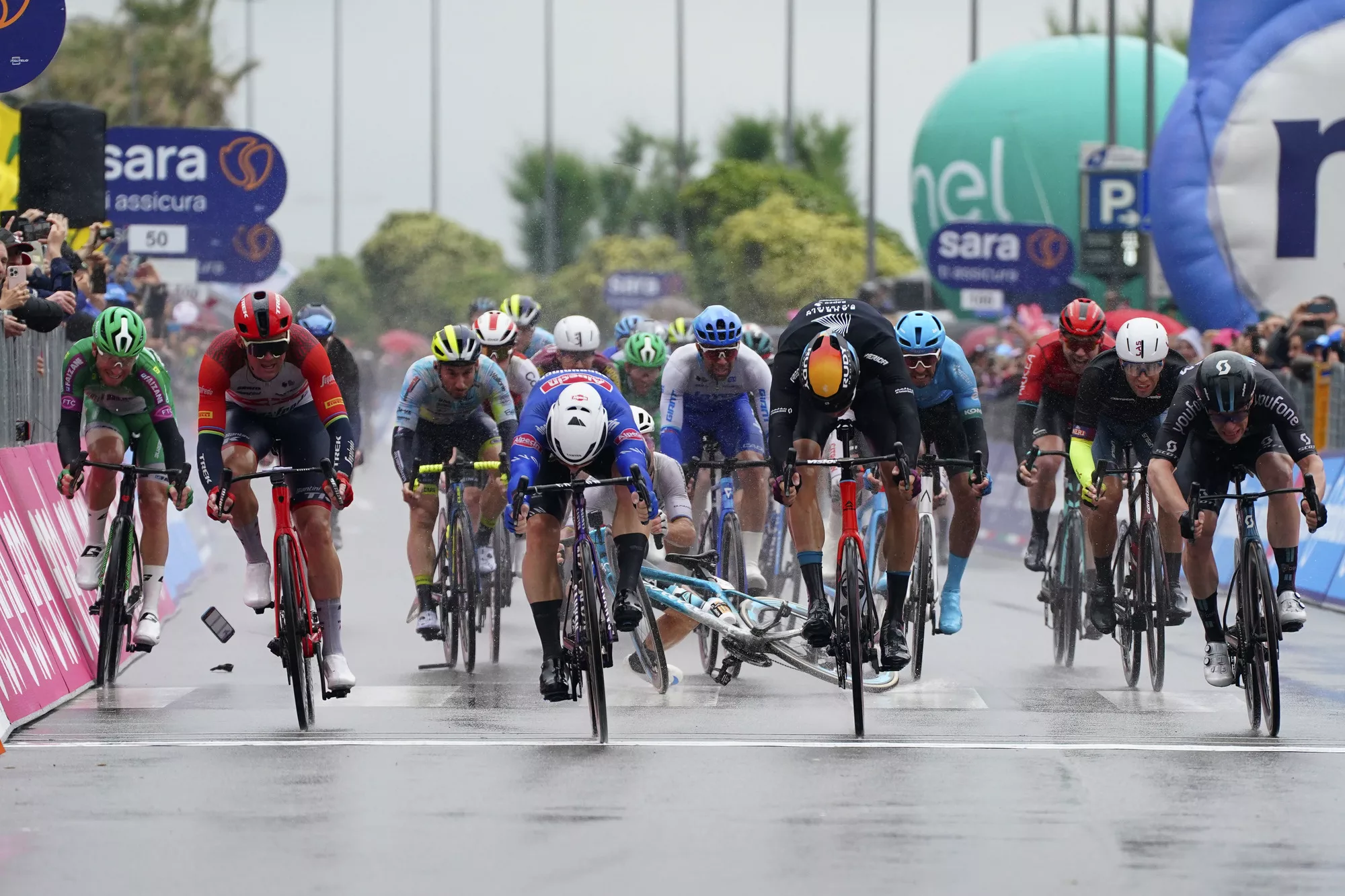 «Джиро д’Италия — 2023»: Кэден Гровс выигрывает этап, а Марк Кавендиш пересекает финишную черту лёжа