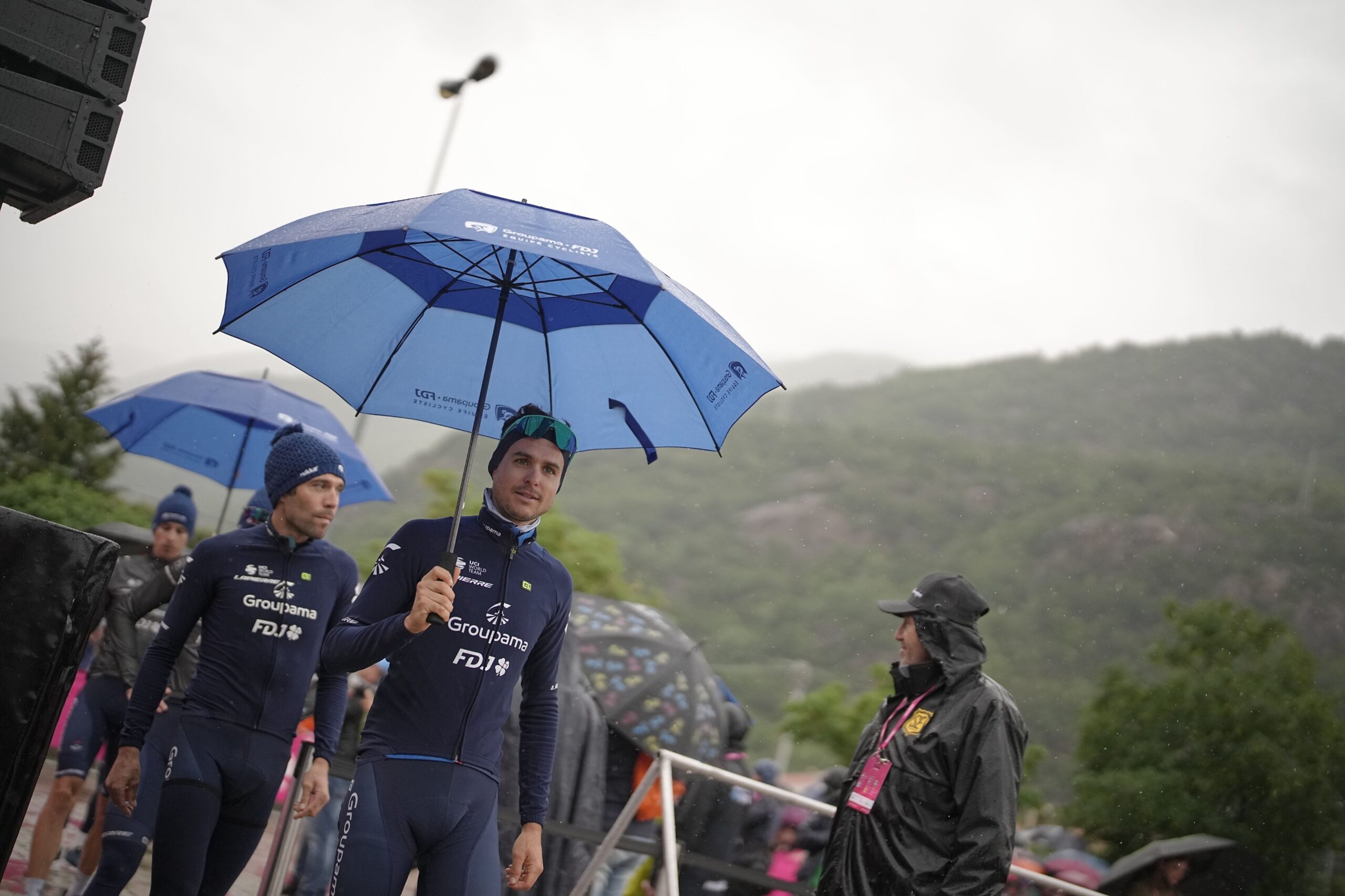 «Джиро д’Италия — 2023»: организаторы из-за проливных дождей сократили первый серьёзный горный этап велогонки