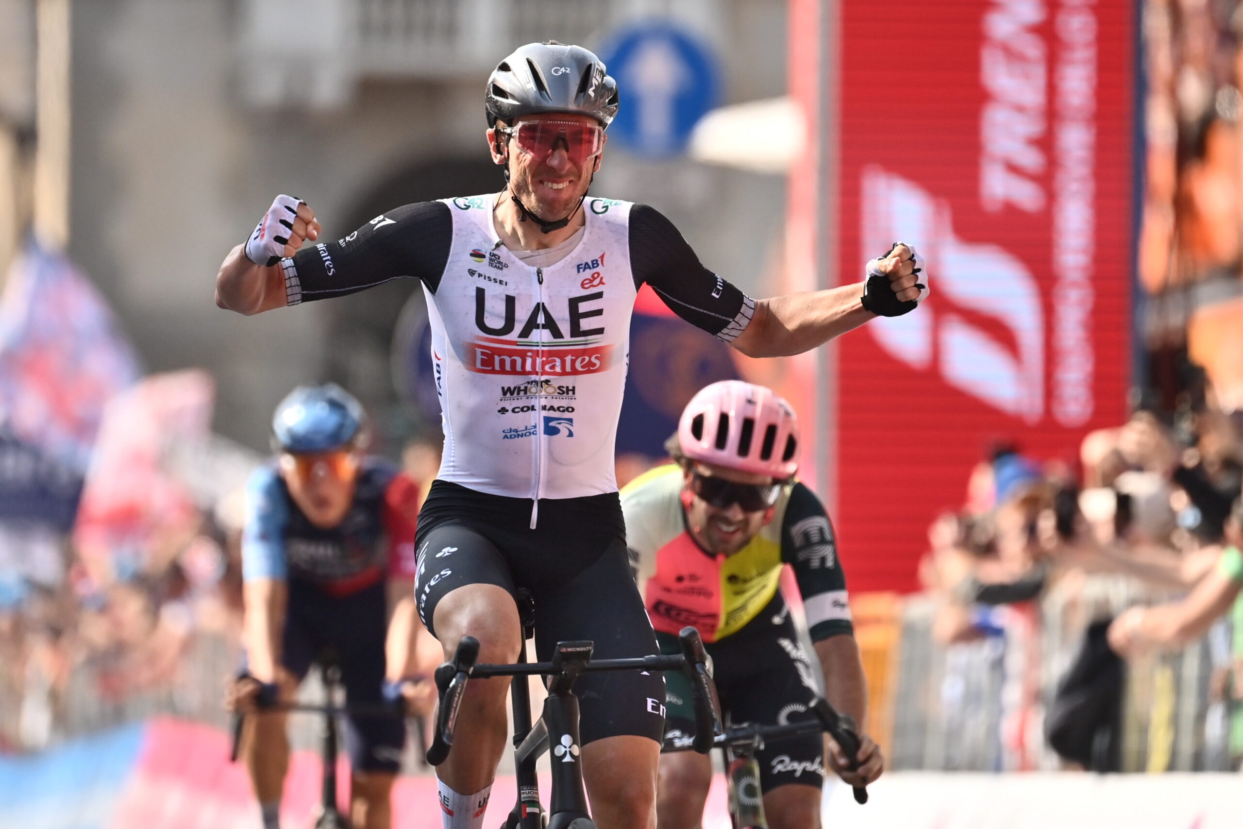 «Джиро д’Италия — 2023»: Брэндон МакНалти вырвал у Бена Хили победу на 15-м этапе велогонки