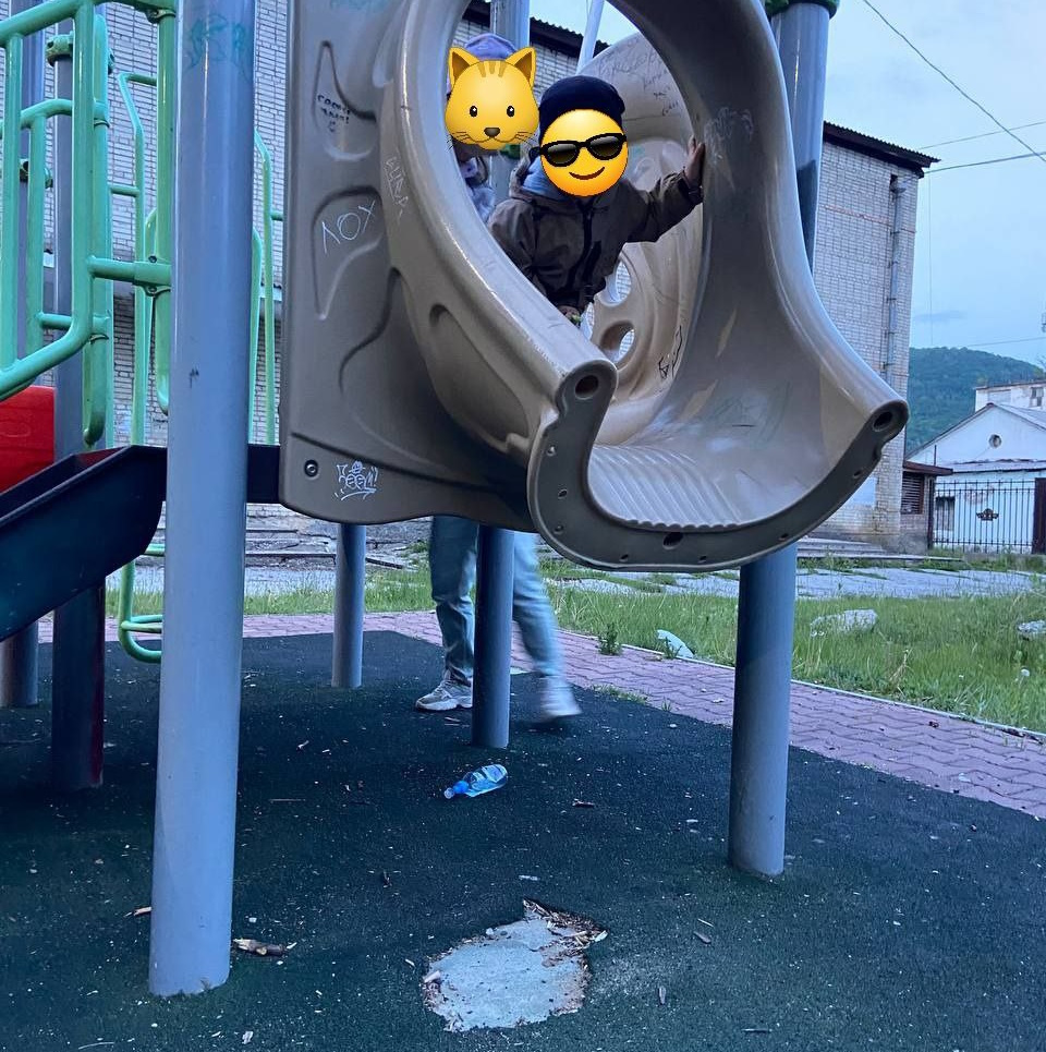 То, что осталось от горки, это сплошные дыры — жители Дальнегорска пожаловались чиновникам на детские площадки