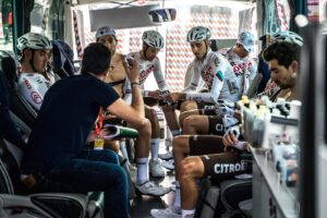 Гонщики команды AG2R Citroën обсуждают этап «Тур де Франс»