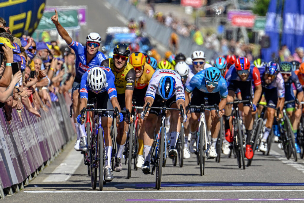 Йеспер Филипсен и Фабио Якобсен разыграли спринт на первом этапе «Тура Бельгии»