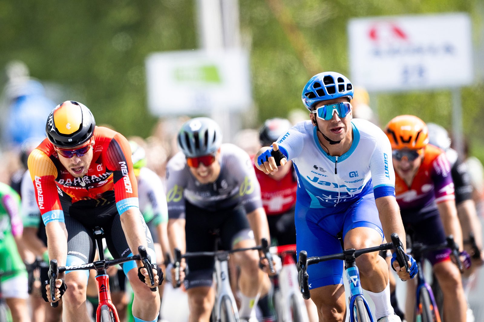 Дилан Груневеген мощным спринтом выиграл первый этап «Тура Словении»