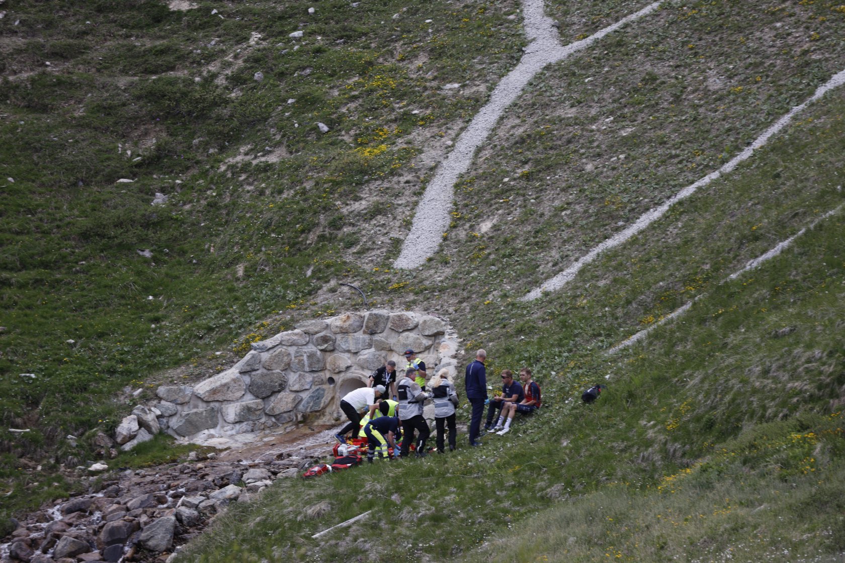 Джино Мёдер и Магнус Шеффилд разбились на спуске пятого этапа «Тура Швейцарии»