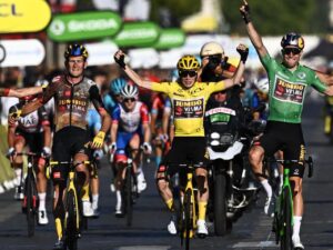 Представители Jumbo-Visma на «Тур де Франс — 2022». Фото: Getty Images