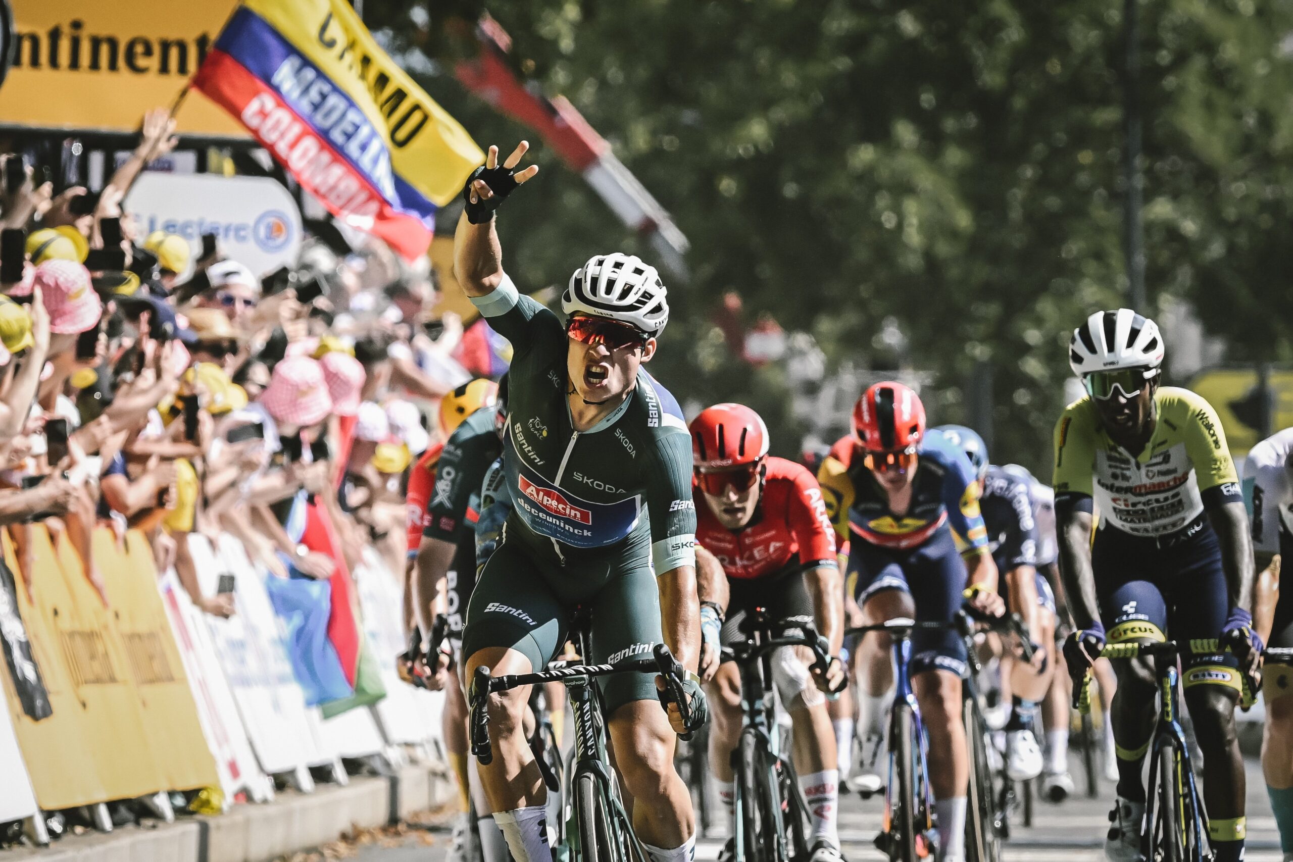 Хет-трик Йеспера Филипсена на «Тур де Франс»: седьмой этап завершился двумя протестами