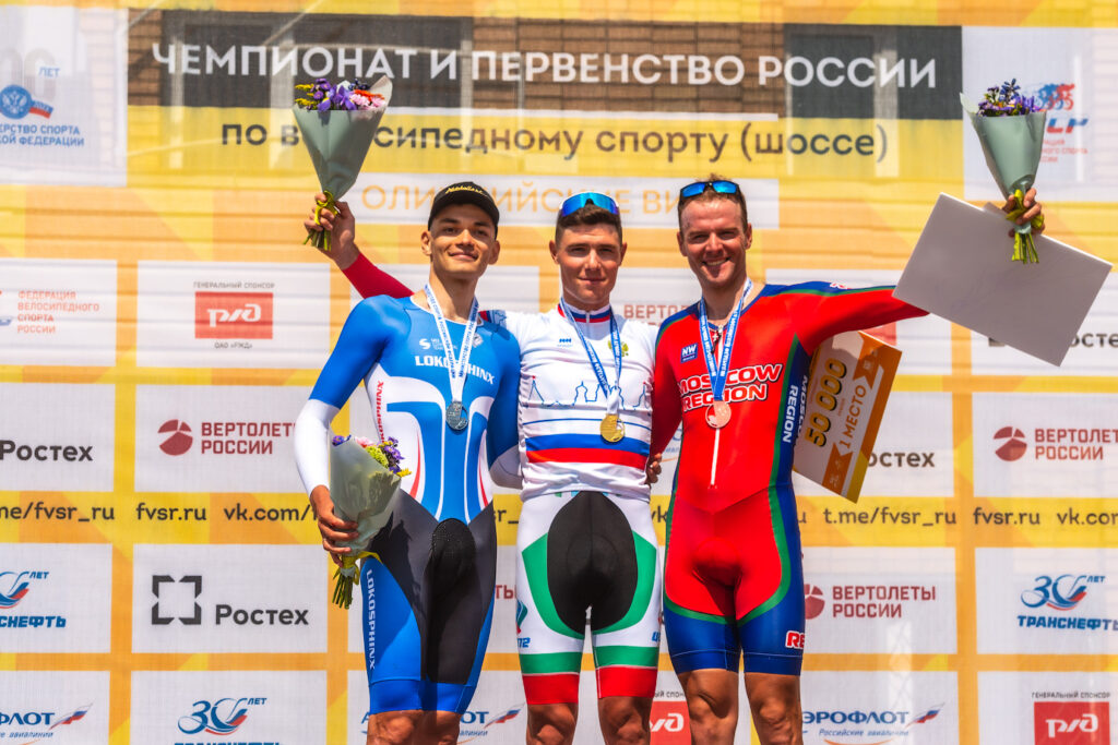 Победный для Петра Рикунова подиум Чемпионата России 2023 года в индивидуальной гонке с раздельным стартом, 2-й — Лев Гонов, 3-й — Дмитрий Розанов.