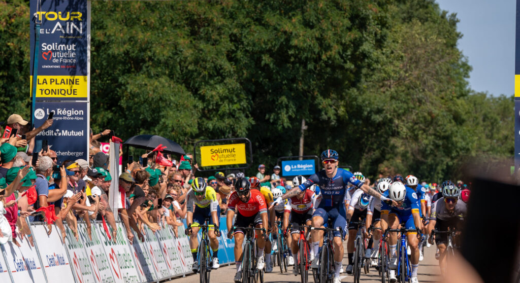 Джейк Стюарт выиграл первый этап «Тур де л’Эн»