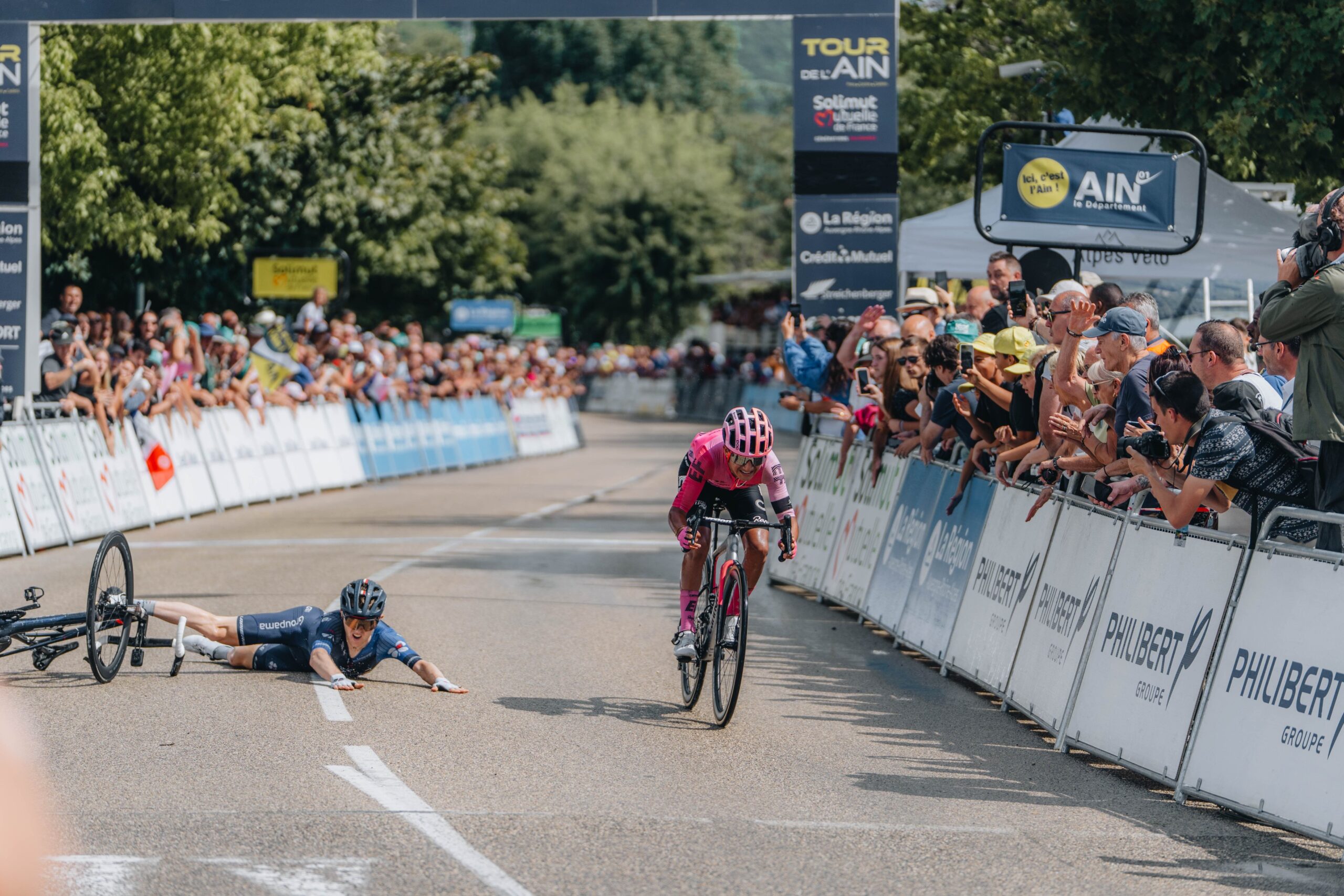 Острая борьба на финише второго этапе велогонки «Тур де л’Эн» закончилась падением одного из велосипедистов